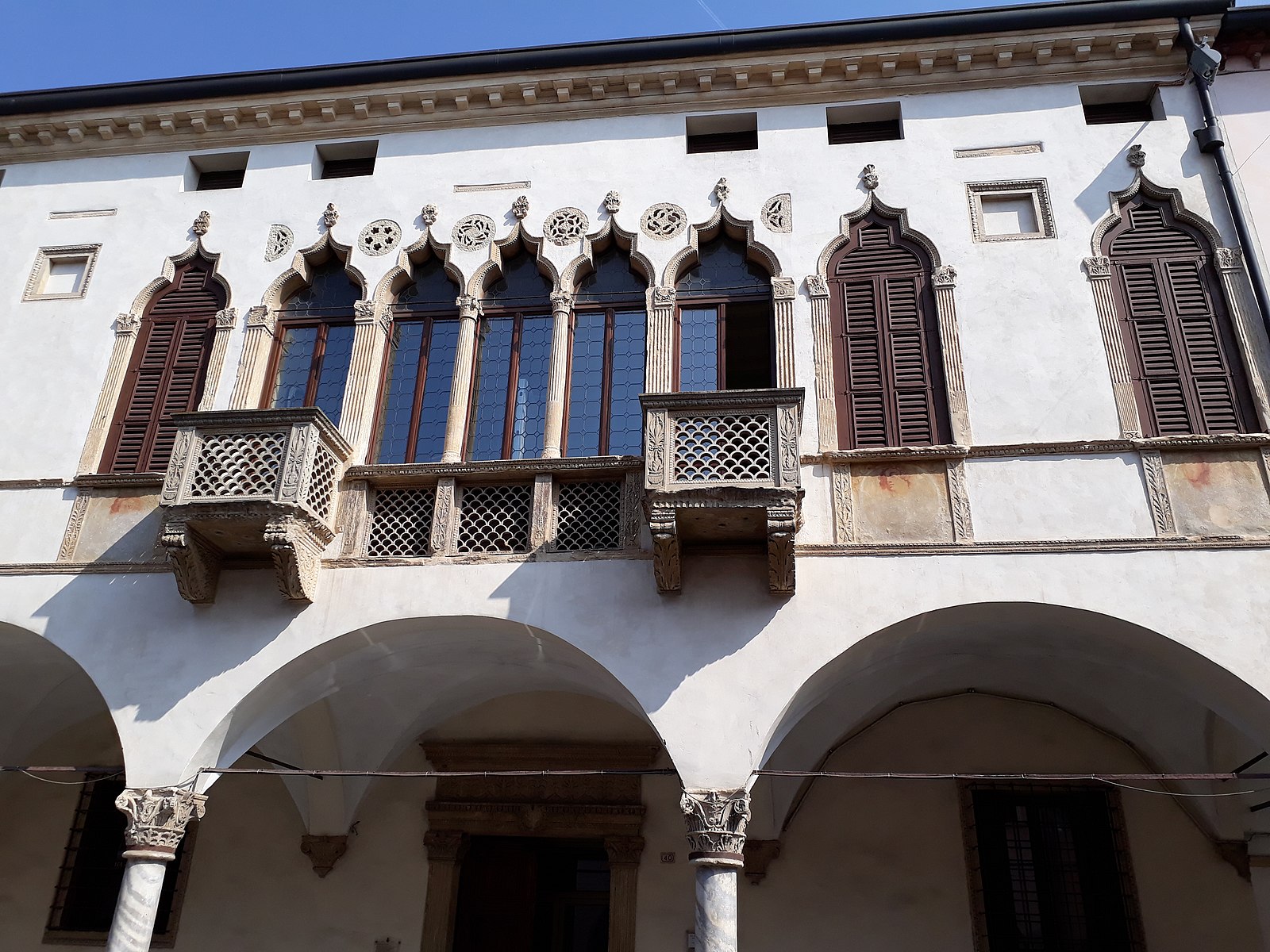 Facciata di Palazzo Lombardesco